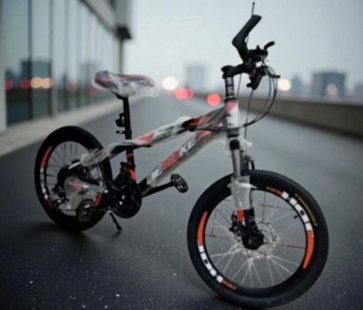 صورة دراجة رياضية سوداء بطبعة برتقالية مقاس 20